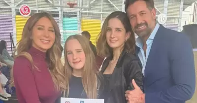 Geraldine Baz�n con sus hijas y Gabriel Soto