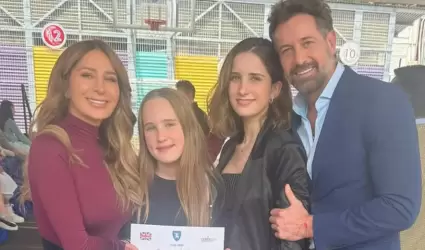 Geraldine Baz�n con sus hijas y Gabriel Soto