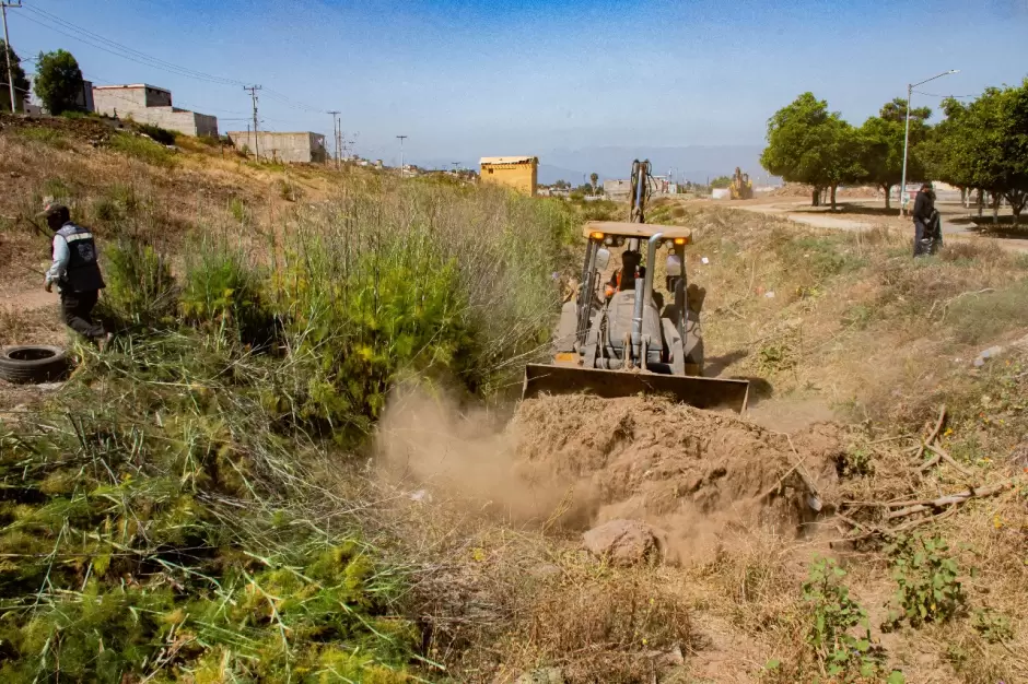 Realiza gobierno de Claudia Agat�n limpieza del arroyo en �rea del Escorpi�n