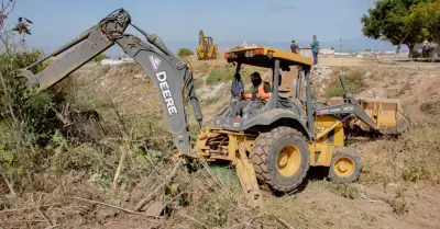 Realiza gobierno de Claudia Agat�n limpieza del arroyo en �rea del Escorpi�n