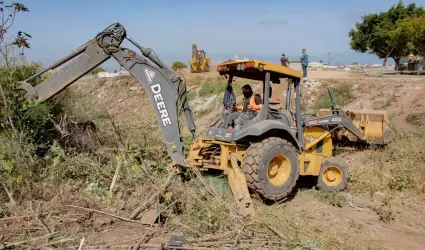 Realiza gobierno de Claudia Agat�n limpieza del arroyo en �rea del Escorpi�n