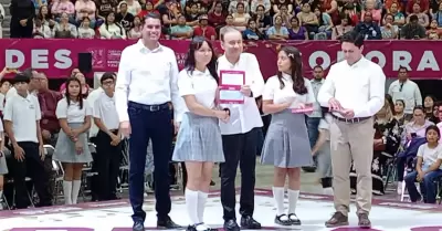 Entrega de becas en educaci�n b�sica