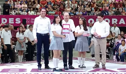 Entrega de becas en educaci�n b�sica