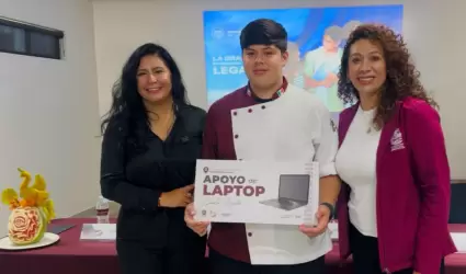 Entrega de laptops a estudiantes de Universidad Vizcaya