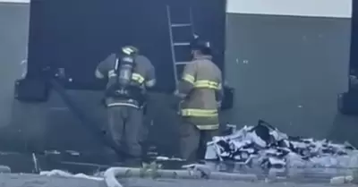 Incendio consume almac�n de la Secretar�a de Salud en parque industrial N�rdika