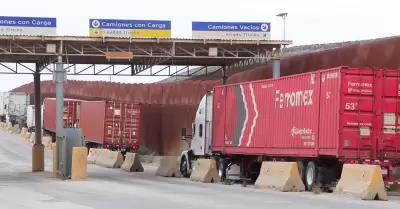 VIDEO.- Detiene ICE a 20 operadores de carga en Cal�xico; los hicieron firmar do