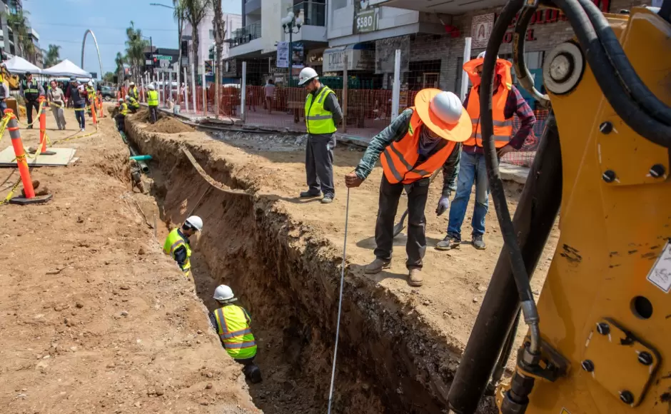 Obras de rehabilitaci�n de redes de agua potable y alcantarillado sanitario en la Av. Revoluci�n