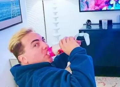 Cristian Castro defiende su gusto de tomar leche en biber�n