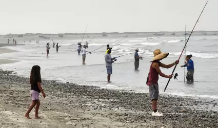 Torneo de pesca deportiva de playa en San Quint�n