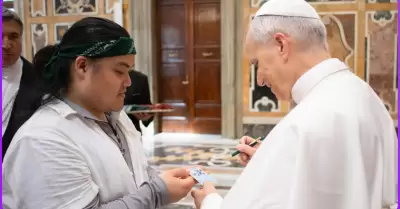 Papa firma carta de Pok�mon