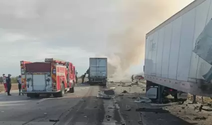 Choque de tr�ileres en carretera Hermosillo-Guaymas