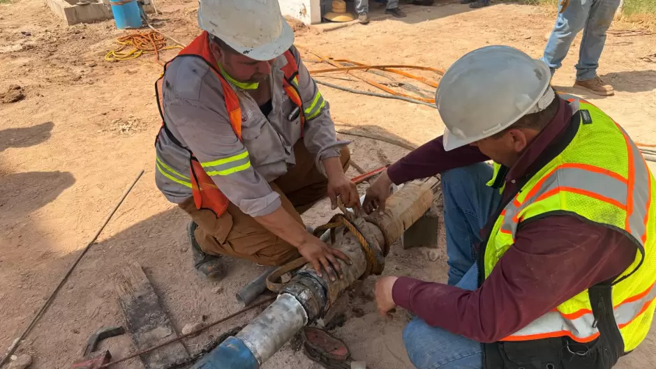 Infraestructura de agua potable en ejido M�xico con nueva tuber�a de PVC