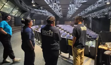 J�venes en libertad condicional brillan en campamento de teatro t�cnico
