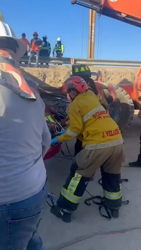Rescatan a dos personas tras accidente en construcci�n de torre de viaducto elevado