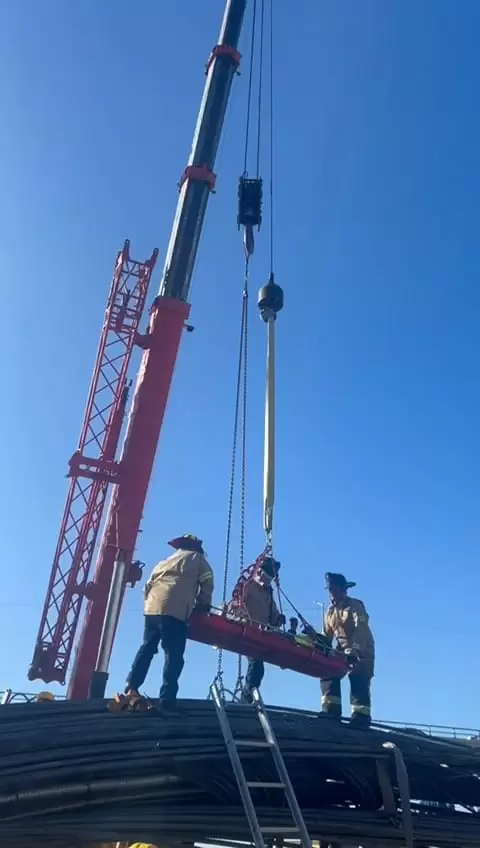Rescatan a dos personas tras accidente en construcci�n de torre de viaducto elevado