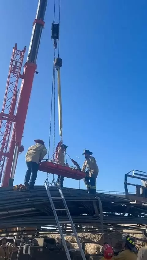 Rescatan a dos personas tras accidente en construcci�n de torre de viaducto elevado