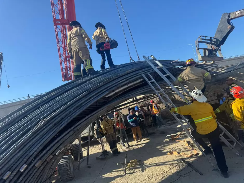 Rescatan a dos personas tras accidente en construcci�n de torre de viaducto elevado