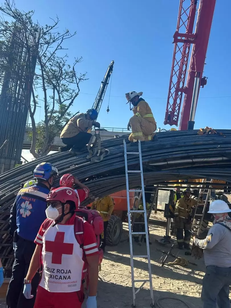 Rescatan a dos personas tras accidente en construcci�n de torre de viaducto elevado