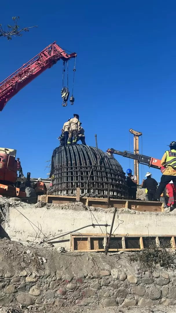 Rescatan a dos personas tras accidente en construcci�n de torre de viaducto elevado