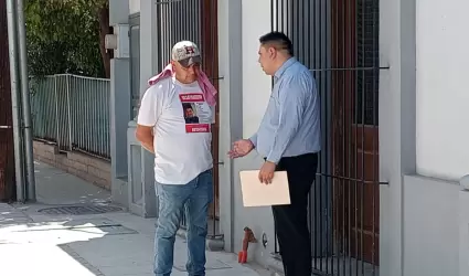 Padre de Jes�s Augusto Villa con el vicefiscal de Investigaciones