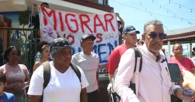 Luis Garc�a Villagr�n acompa�ando a migrantes en su salida de Tapachula
