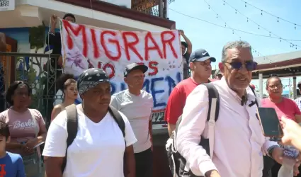 Luis Garc�a Villagr�n acompa�ando a migrantes en su salida de Tapachula