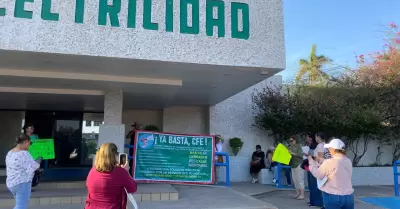 Manifestaci�n de vecinos de Puerta Real en oficinas de la CFE