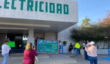 Manifestaci�n de vecinos de Puerta Real en oficinas de la CFE