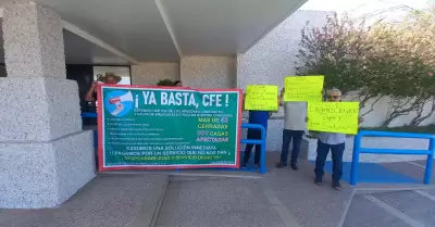 Manifestaci�n de habitantes de Puerta Real en oficinas de la CFE