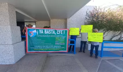 Manifestaci�n de habitantes de Puerta Real en oficinas de la CFE