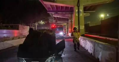 Veh�culo volcado en la avenida Internacional