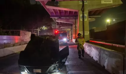 Veh�culo volcado en la avenida Internacional
