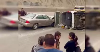 Taxi de ruta volc� tras choque con veh�culo particular en Tijuana