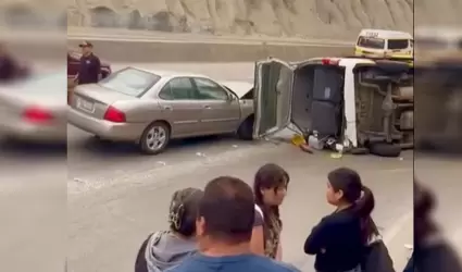 Taxi de ruta volc� tras choque con veh�culo particular en Tijuana