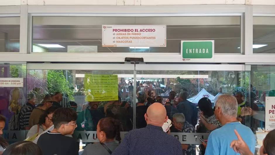 Cierran puertas de palacio polic�as incapacitados y viudas