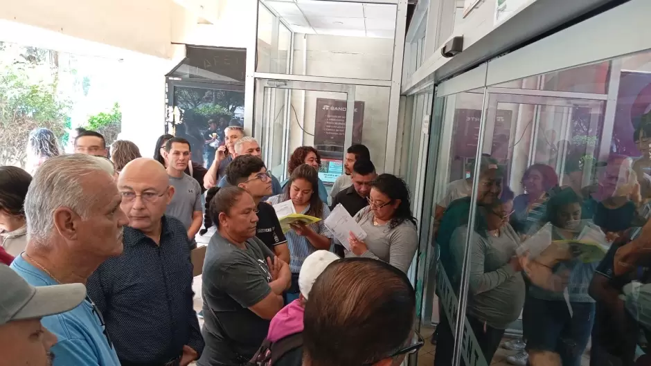 Cierran puertas de palacio polic�as incapacitados y viudas
