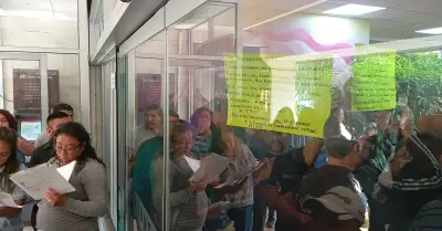 Cierran puertas de palacio polic�as incapacitados y viudas