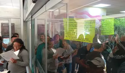 Cierran puertas de palacio polic�as incapacitados y viudas