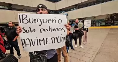 Se manifiestan para pedir pavimentaci�n en El Refugio y acabe rezago que han suf