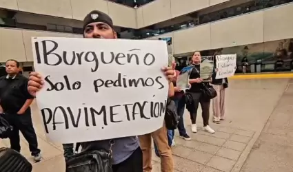 Se manifiestan para pedir pavimentaci�n en El Refugio y acabe rezago que han suf