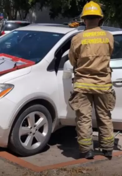 Bomberos rescatan a menor