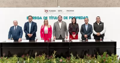Entrega Ismael Burgue�o 96 t�tulos de propiedad a familias tijuanenses