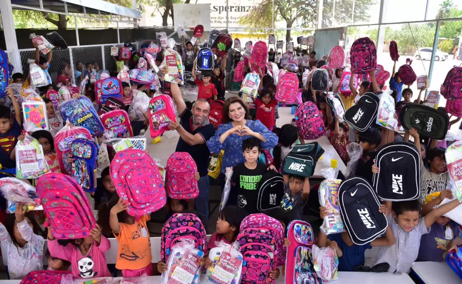 Entrega de �tiles escolares en el comedor comunitario "Unidos por Miguel Alem�n"
