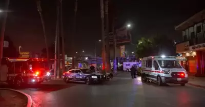 Hombre permanece hospitalizado tras ca�da en local comercial de San Ysidro
