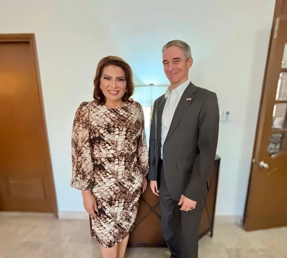 Lorenia Valles y Drew Hoster, c�nsul de Estados Unidos