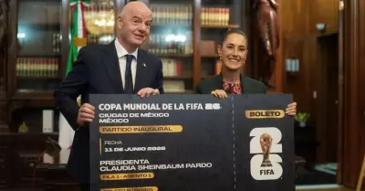 Gianni Infantino entrega boleto a Sheinbaum para inauguraci�n en el Azteca de la
