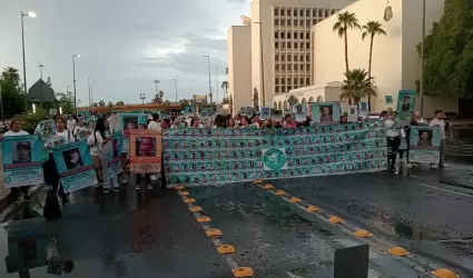 Colectivos de b�squeda marchan en Hermosillo