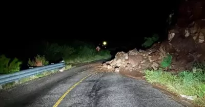 Derrumbe en tramo carretero