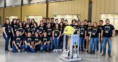Estudiantes participen en competencias de rob�tica