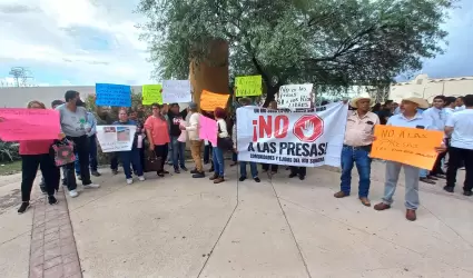 Ciudadanos se manifiestan en el CUM contra construcci�n de presas